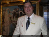 Giovanni Longo ( Abschluss 1992) am Guest Service der " Costa Magica"